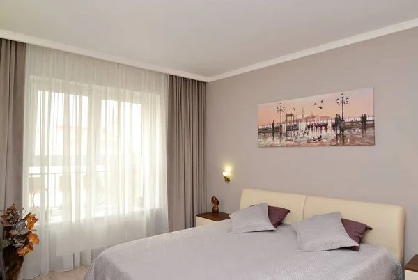 De moderne slaapkamer is voorzien van een tweepersoonsbed. Interieur — Stockfoto