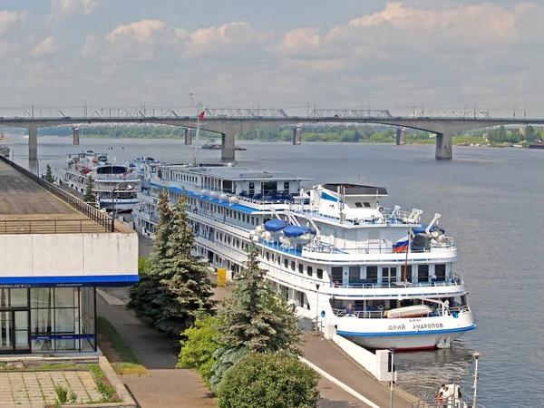 YAROSLAVL, RUSIA - 18 DE JUNIO DE 2008: El barco Yury Andropov se encuentra junto a la estación fluvial —  Fotos de Stock