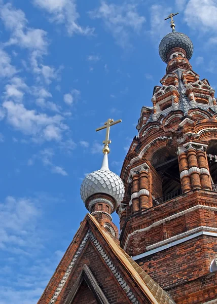 Bell tower of Sretenskaya Church, bottom view. Yaroslavl — Stockfoto