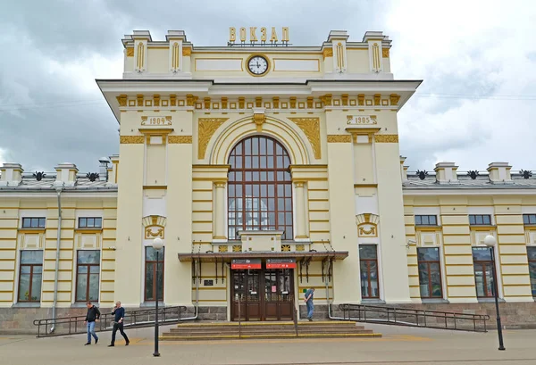 RYBINSK, RUSSIA - MAY 17, 2018: Central part of the building of the railway station. The Russian text - the station — Stock Photo, Image