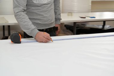 Adam bir Pvc film üzerinde bir işaret yok. Streç tavan üretimi üzerine dükkan