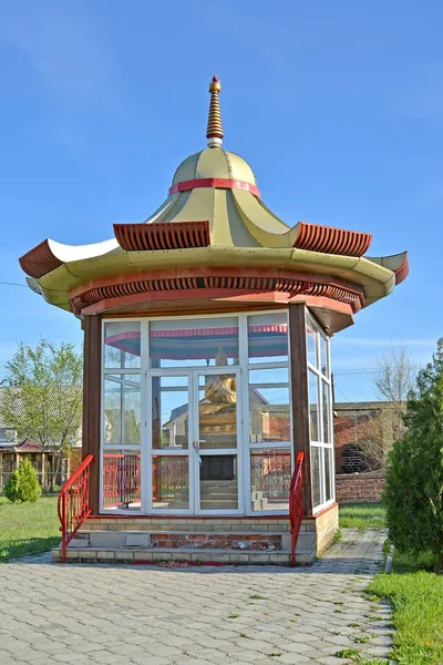 Двор со статуей Ламы Цонкапы (Zhe Congkapa) внутри. Элиста, Калмыкия — стоковое фото
