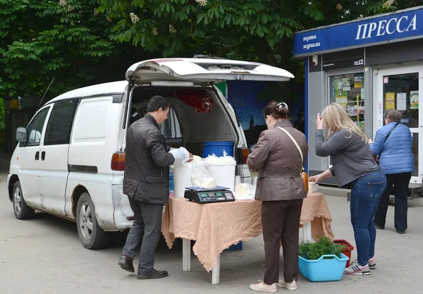 КАЛИНИНГРАД, РОССИЯ - 26 мая 2019 года: Незаконная торговля молочными продуктами на улице Калининград — стоковое фото