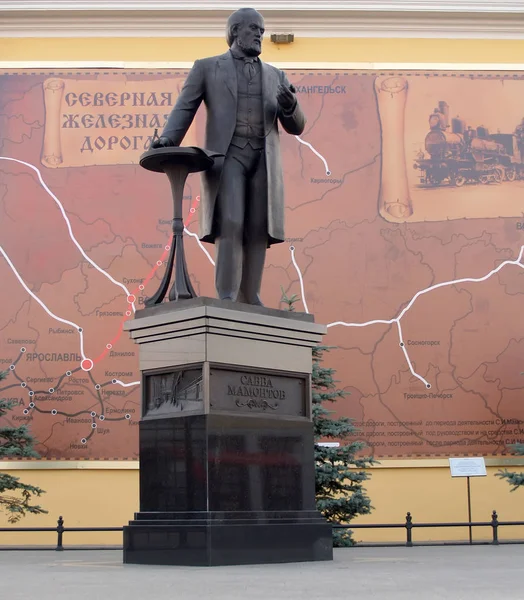 YAROSLAVL, RUSSIA - JULY 03, 2011: Sculpture of the Russian industrialist Savva Mamontov. The Russian text - Savva Mamontov — 스톡 사진