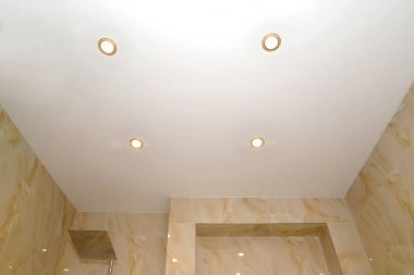 Banyoda nokta lambaları ile opak streç tavan