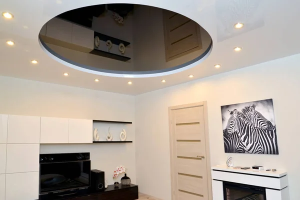 एक लिविंग रूम इंटीरियर में एक चमकदार खिंचाव छत का केंद्रीय डिजाइन — स्टॉक फ़ोटो, इमेज