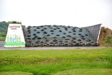 Kombine beton mallardan silaj açması. Hayvancılık ekonomisinin toprakları. Rusça metin - bir mısır silosu