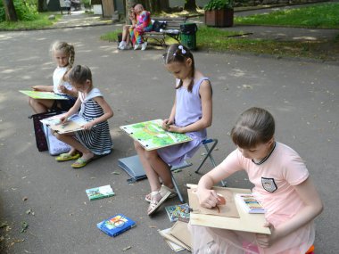 Kaliningrad, Rusya, 13 Haziran 2019: Çocuklar pastel çiziyor. Parkta bir çocuk açık havası