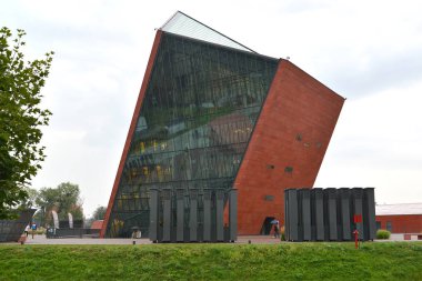 Gdansk, Polonya - 24 Ağustos 2018: Bulutlu bir günde İkinci Dünya Savaşı müzesinin inşası