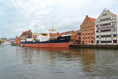 Gdansk, Polonya - 24 Ağustos 2018: Soldek gemisi Merkez Denizcilik Müzesi'nin yanında yer almaktadır