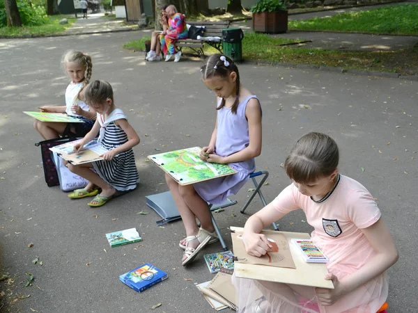 КАЛИНИНГРАД, РОССИЯ, 13 ИЮНЯ 2019: Дети рисуют пастель. Детский открытый воздух в парке — стоковое фото