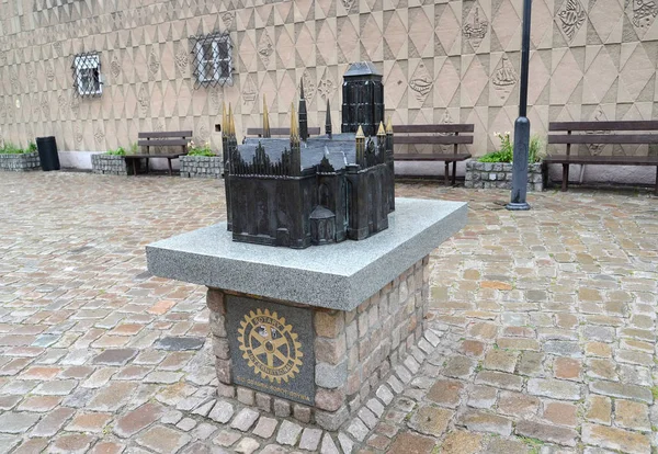 Gdansk, Polen-24 augusti 2018: modell av en kyrka av Jungfru Maria på stadsgatan — Stockfoto