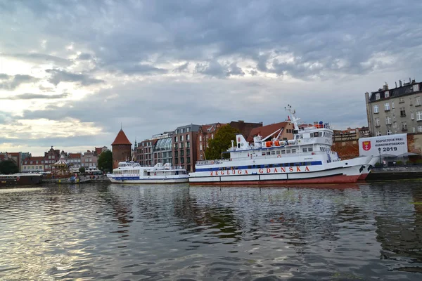 GDANSK, POLAND - AUGUST 24, 2018: The tourist ships lie alongside on the Motlava River — Stock Photo, Image