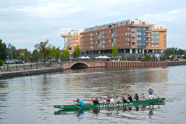 Gdańsk, Polska-24 sierpnia 2018: widok na rzekę Motlava z kajakiem pływającym po wodzie — Zdjęcie stockowe