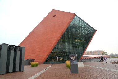 Gdansk, Polonya - 24 Ağustos 2018: Yağmurlu günde İkinci Dünya Savaşı müzesinin modern binası