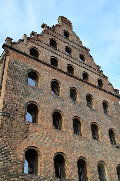 Gevel van de oude gerepareerde schuur. Gdansk, Polen — Stockfoto