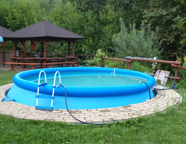 Bir kır evinin topraklarında yuvarlak şişme havuz — Stok fotoğraf
