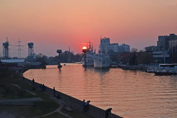 Kaliningrad, Rusland-april 06, 2019: uitzicht op de Pregolya rivier bij zonsondergang — Stockfoto