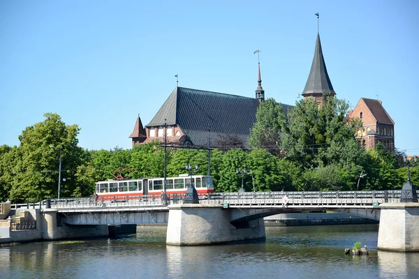 Pohled na most Derevyanny a Konigsberg za slunného letního dne. Kaliningrad — Stock fotografie