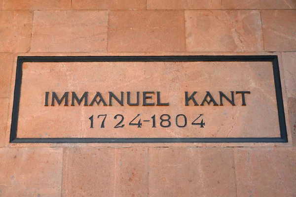 KALININGRAD, RUSSIA - OCTOBER 25, 2014: Prasasti "Immanue Kant 1724-1804" di dinding pemakaman — Stok Foto