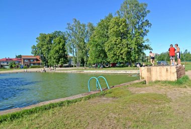 Slavsk, Rusya - 22 Haziran 2019: Maden suyu ile açık yüzme havuzuyakınında gençler. Kaliningrad bölgesi