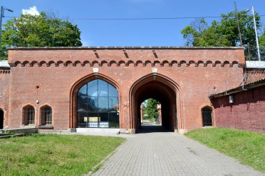 Kaliningrad, Rusya - 24 Haziran 2019: Yaz günlerinde demiryolu kapısı