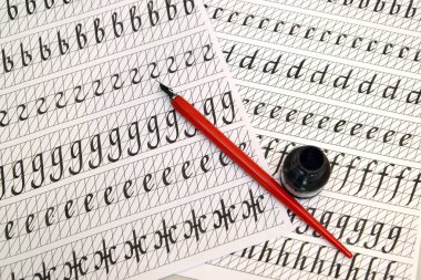 Dolma kalem ve siyah mürekkep calligraphical kopya-kitap levhalar üzerinde yalan