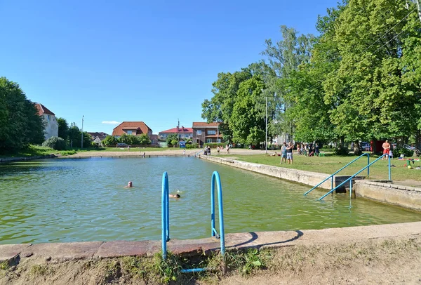 Sławsk, Rosja-22 czerwca 2019: kąpiel w odkrytym basenie z wodą mineralną. Obwód kaliningradzki — Zdjęcie stockowe