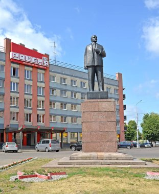 Sovetsk, Rusya - 01 Temmuz 2019: V.I. Lenin anıtı ve Rusya oteli. Rusça metin - Rusya