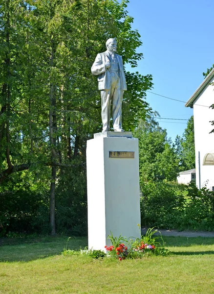 Slavsk, Rusland-22 juni 2019: een monument voor V.I. Lenin in de zomerdag. Regio Kaliningrad — Stockfoto