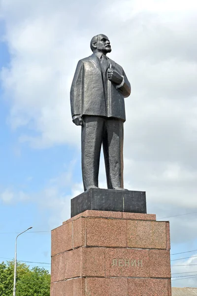 SOVETSK, RÚSSIA - JULHO 01, 2019: Um monumento a V.I. Lenine contra o fundo do céu — Fotografia de Stock