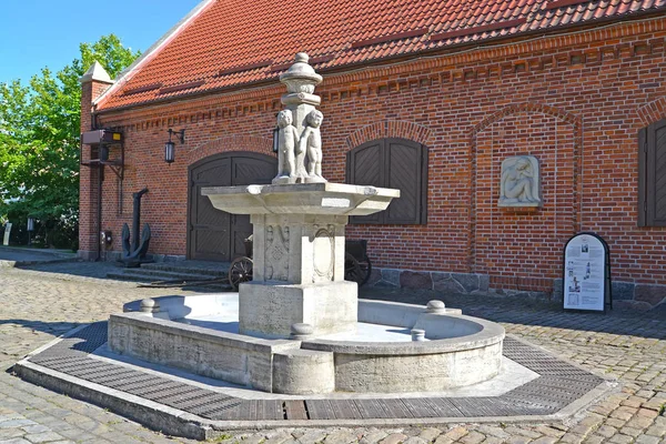 Kaliningrad, Rusko-červen 09, 2019: fontána parku Puttenbrunen (putti) na území muzea světového oceánu — Stock fotografie