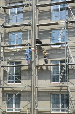 Kaliningrad, Rusya-28 Temmuz 2019: Müteahhitler bir multystoried evin bir cephe bitirme meşgul