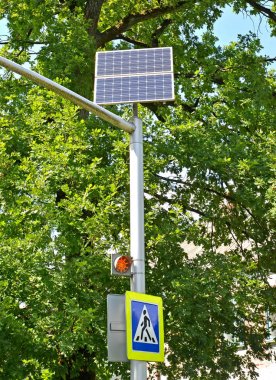 Güneş trafik ışığı güneş pili ve yol işareti üzerinde trafik ışığı temelinde Nabız göstergesi sistemi 