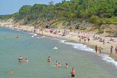 Pioneer, Rusya-28 Temmuz 2019: Baltık Denizi 'nin kıyısında spontan plaj. Kaliningrad bölgesi