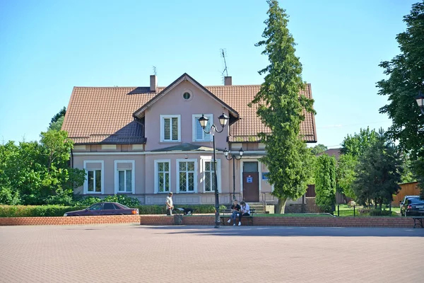 SLAVSK, RUSSIA - JUNHO 22, 2019: A casa com o mezanino em Shkolnaya Street. Região de Kaliningrado — Fotografia de Stock