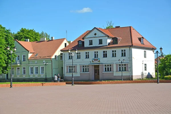 Slavsk, russland - 22. juni 2019: phönix hotel in der shkolnaja straße. Kaliningrader Gebiet. der russische text - phoenix hotel — Stockfoto