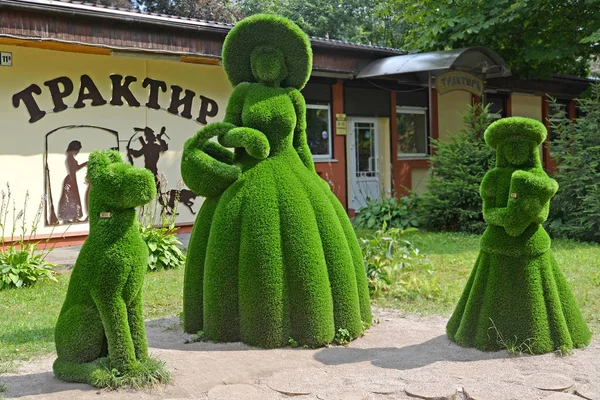 Pioneer, Rusland-28 juli 2019: sculpturale groep "Lady, girl and Dog". Regio Kaliningrad. De Russische tekst-een taverne — Stockfoto
