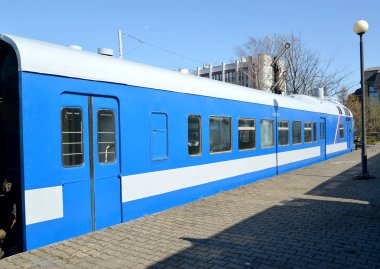Kaliningrad, Rusya - 14 Nisan 2019: D-1 No. 590 serisi motorlu araç dizel treni. Kaliningrad demiryolu tarih müzesi