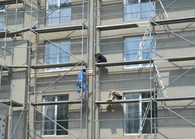 Kaliningrad, Rusya - 28 Temmuz 2019: Bir multystoried evin cephesinin tamamlanması