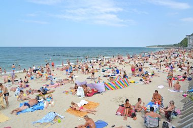 Pionersk, Rusya - 28 Temmuz 2019: Yaz aylarında Baltık Denizi'ndeki şehir plajı. Kaliningrad bölgesi