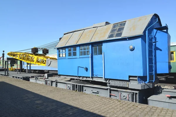 KALINININGRAD, RUSIA - 14 DE ABRIL DE 2019: El ferrocarril DZh-45 No. 9 costes de la grúa en la plataforma. Museo de historia del ferrocarril de Kaliningrado — Foto de Stock