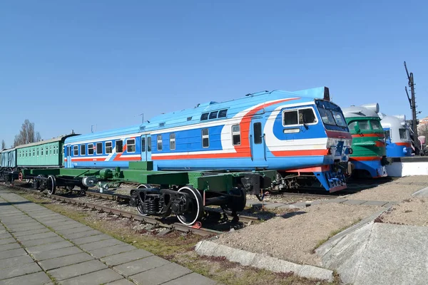 俄罗斯加里宁格勒 - 2019年4月14日：在加里宁格勒铁路历史博物馆的博览会上观看柴油列车 — 图库照片
