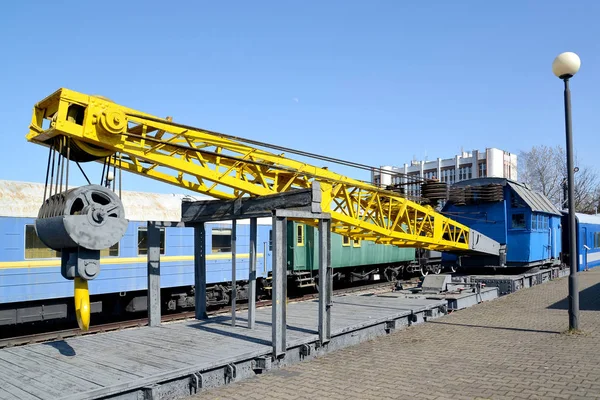 KALININGRAD, RÚSSIA - 14 de abril de 2019: Seta da ferrovia DZh-45 No. 9 guindaste. Museu de história da estrada de ferro de Kaliningrado — Fotografia de Stock