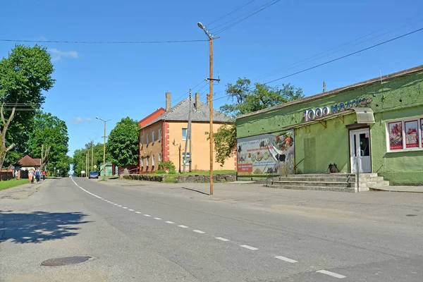 Sławsk, Rosja-22 czerwca 2019: niski budynek ulicy Sovetskaya. Obwód kaliningradzki — Zdjęcie stockowe