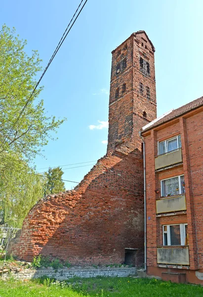 Blick auf den Uhrenturm des Medaillenschlosses. Stadt Neman, Kaliningrader Gebiet — Stockfoto