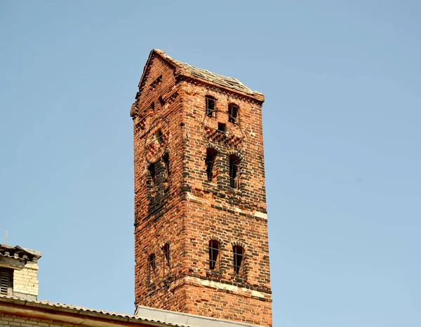 Fragmentet av tar tid på står hög av medaljen Ragnit låser i sommaren. City Neman, Kaliningrad region — Stockfoto