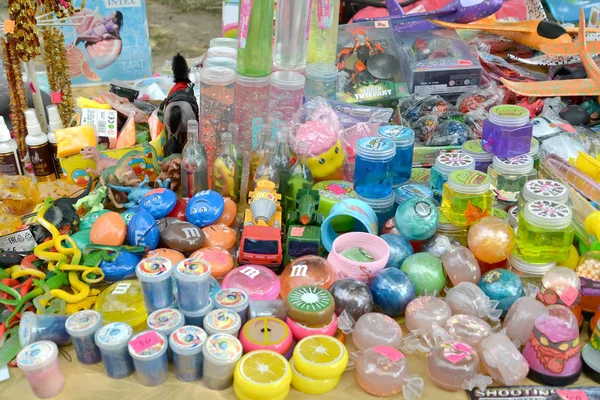 KALINININGRAD, RUSIA - 28 de julio de 2019: Comercio callejero de juguetes y recuerdos en una bandeja abierta —  Fotos de Stock
