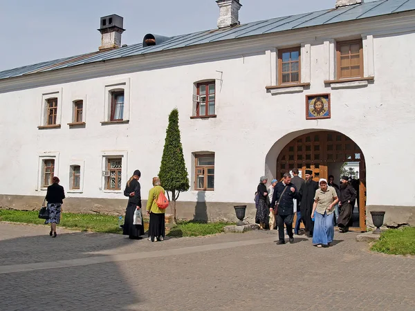 Valaam, Rusland-12 juli 2012: mensen op het grondgebied van het Valaam-klooster — Stockfoto