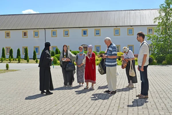 REGIÓN DE KALINININGRAD, RUSIA - 22 DE JUNIO DE 2019: Peregrinos con la monja en el territorio del convento sagrado y Elisavetinsky — Foto de Stock